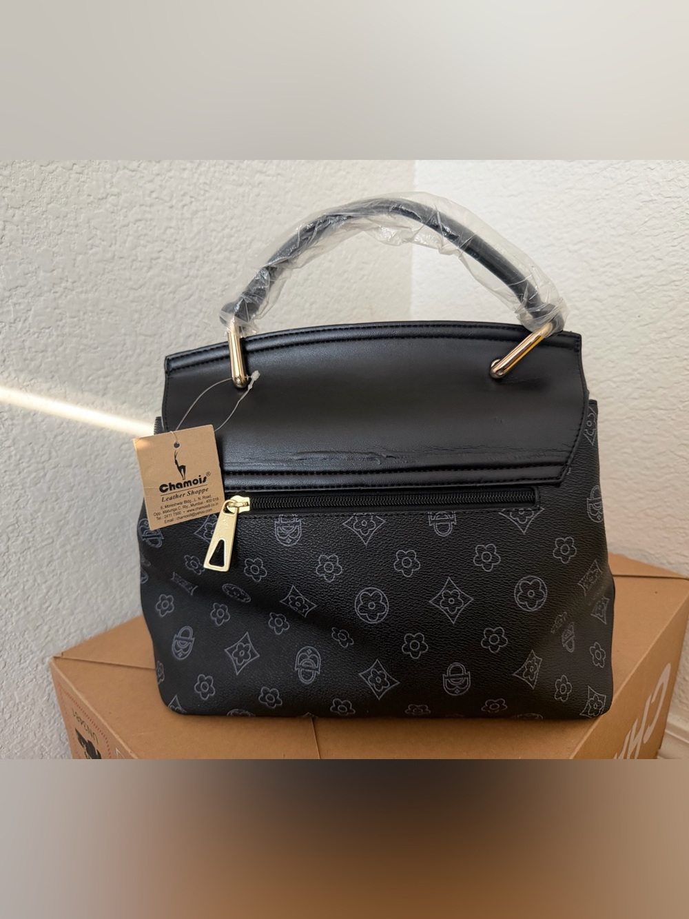 NWT La-Vinchi obede Black Monogram Top Handle Satchel Bag with Gold Hardware - Picture 2 of 9